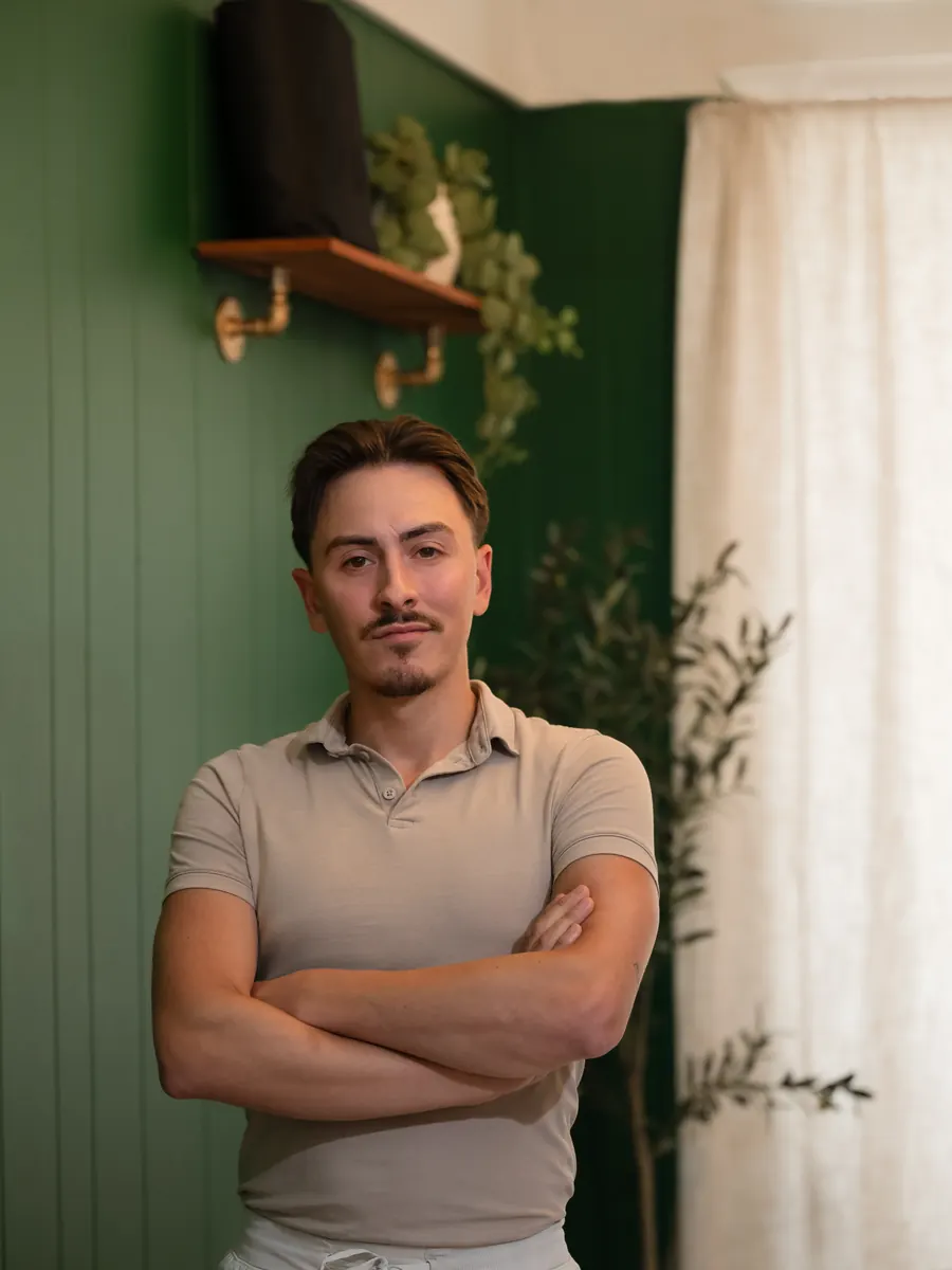 Matthew Gehad Boutros, massothérapeute, dans sa clinique de Joliette