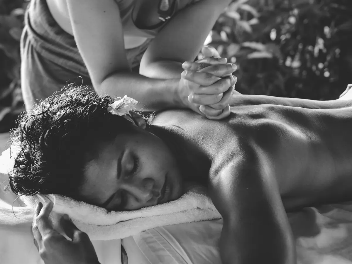 Pression ciblée sur les muscles du haut du dos